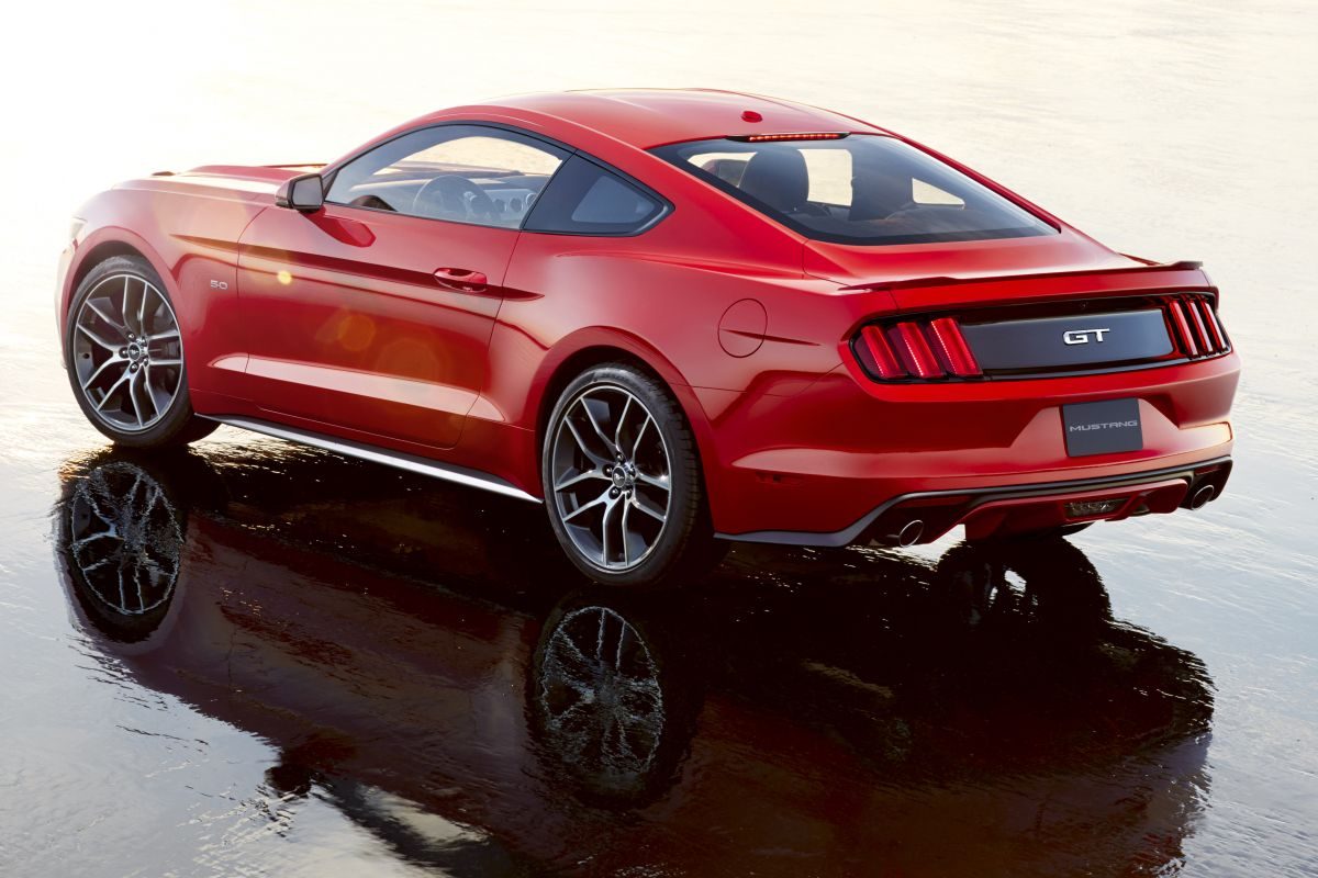 Ford Mustang Fastback · Kırmızı — görsel 3