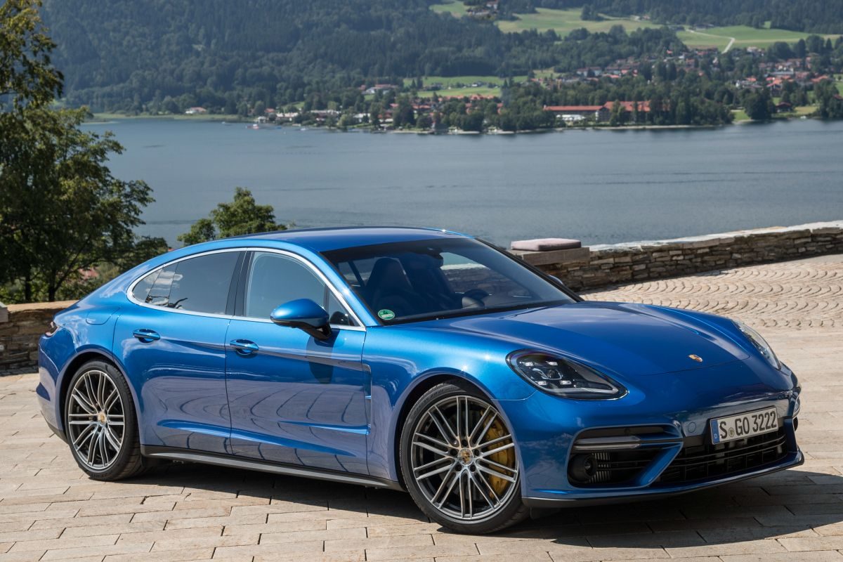 Porsche Panamera · Blue — image 2