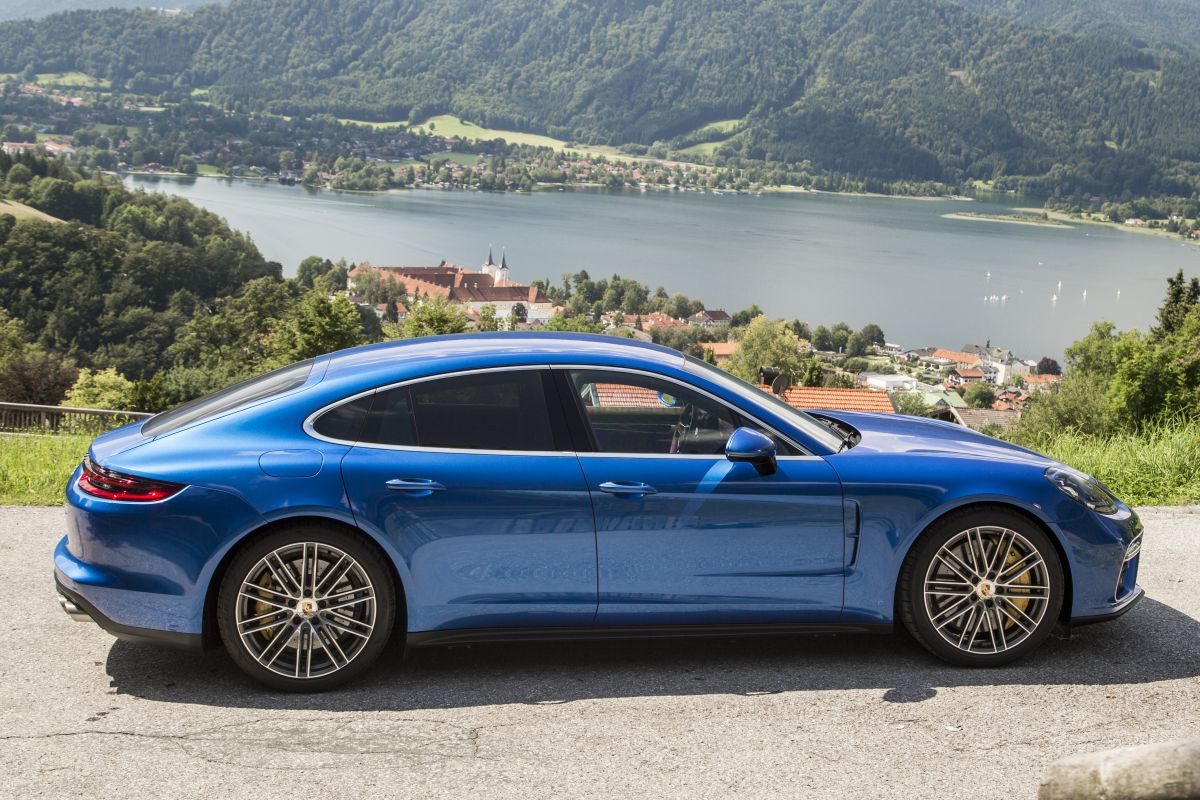 Porsche Panamera · Blue — image 4